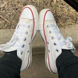 👟white low top converse👟